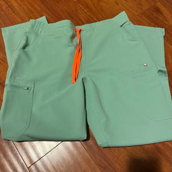 FIGS MINT GREEN STRAIGHT LEG SCRUB PANTS - SIZE L - Picture 2 of 3